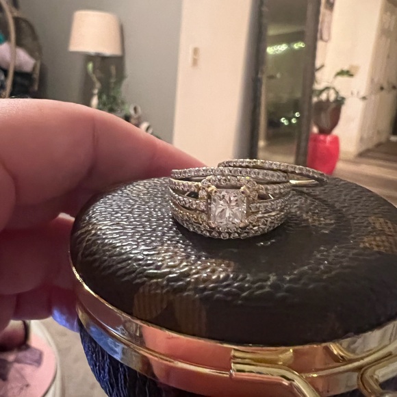 2.1 carat engagement ring with wedding band. - Picture 2 of 6